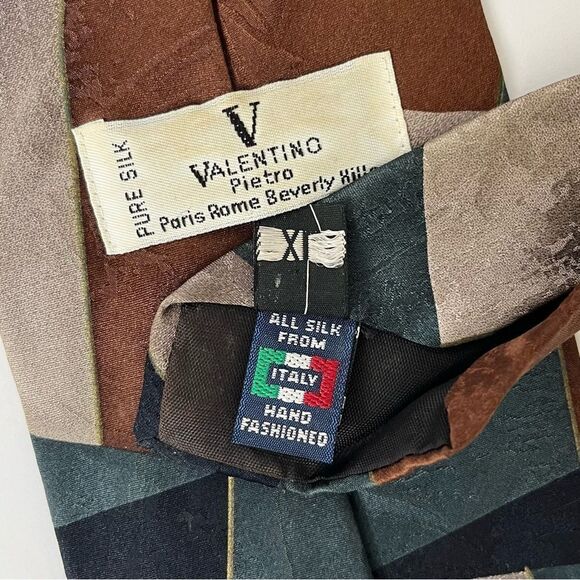 Vintage Valentino Men’s Neck Tie Hand Fashioned Silk From Italy Made in USA XL - Picture 4 of 6